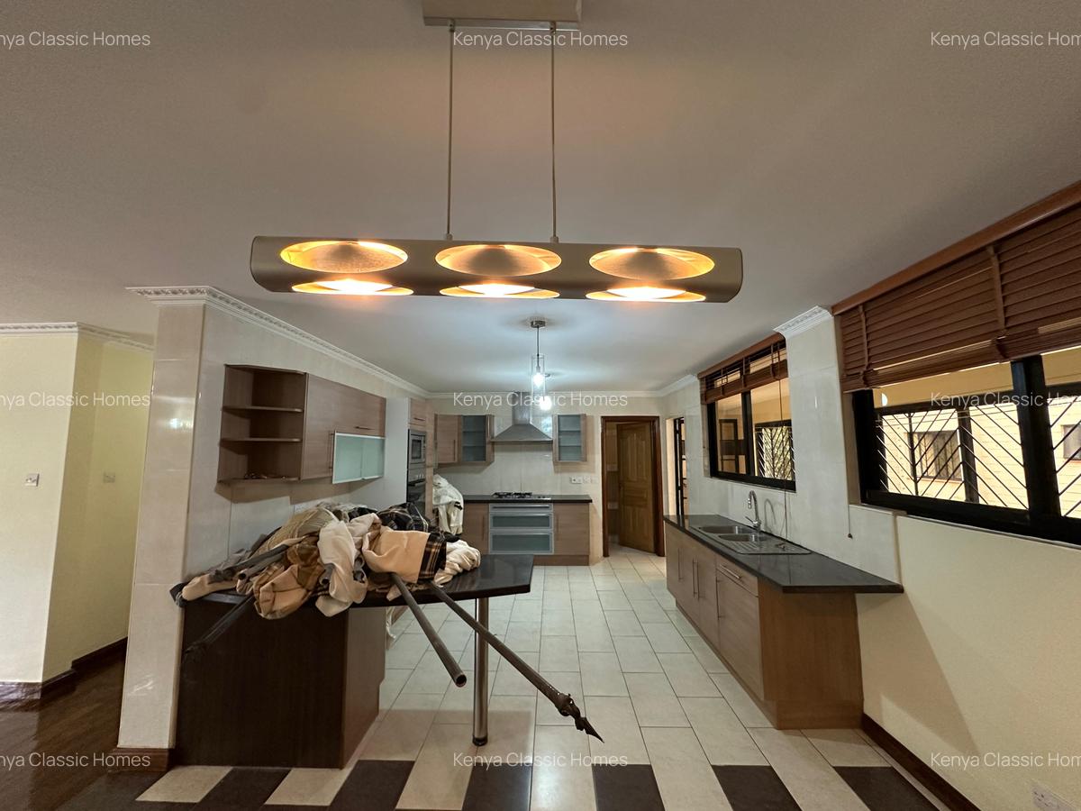 3 Bed Apartment with En Suite at Lavington - 4