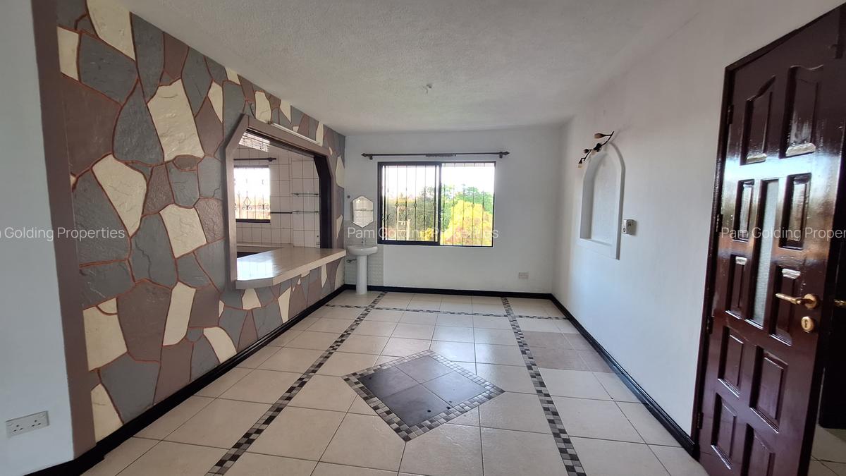 4 Bed Apartment with En Suite at Kaunda Avenue - 10