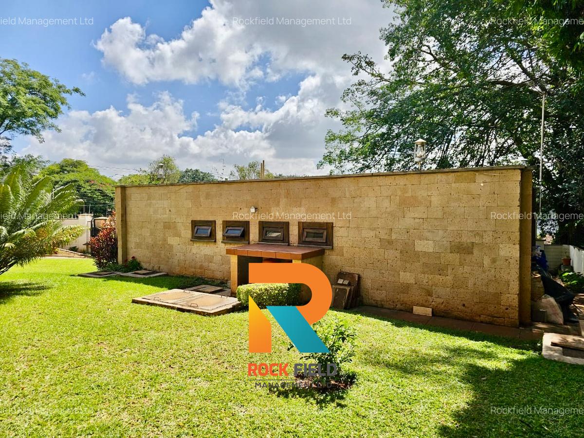 5 Bed House with En Suite in Lavington - 13