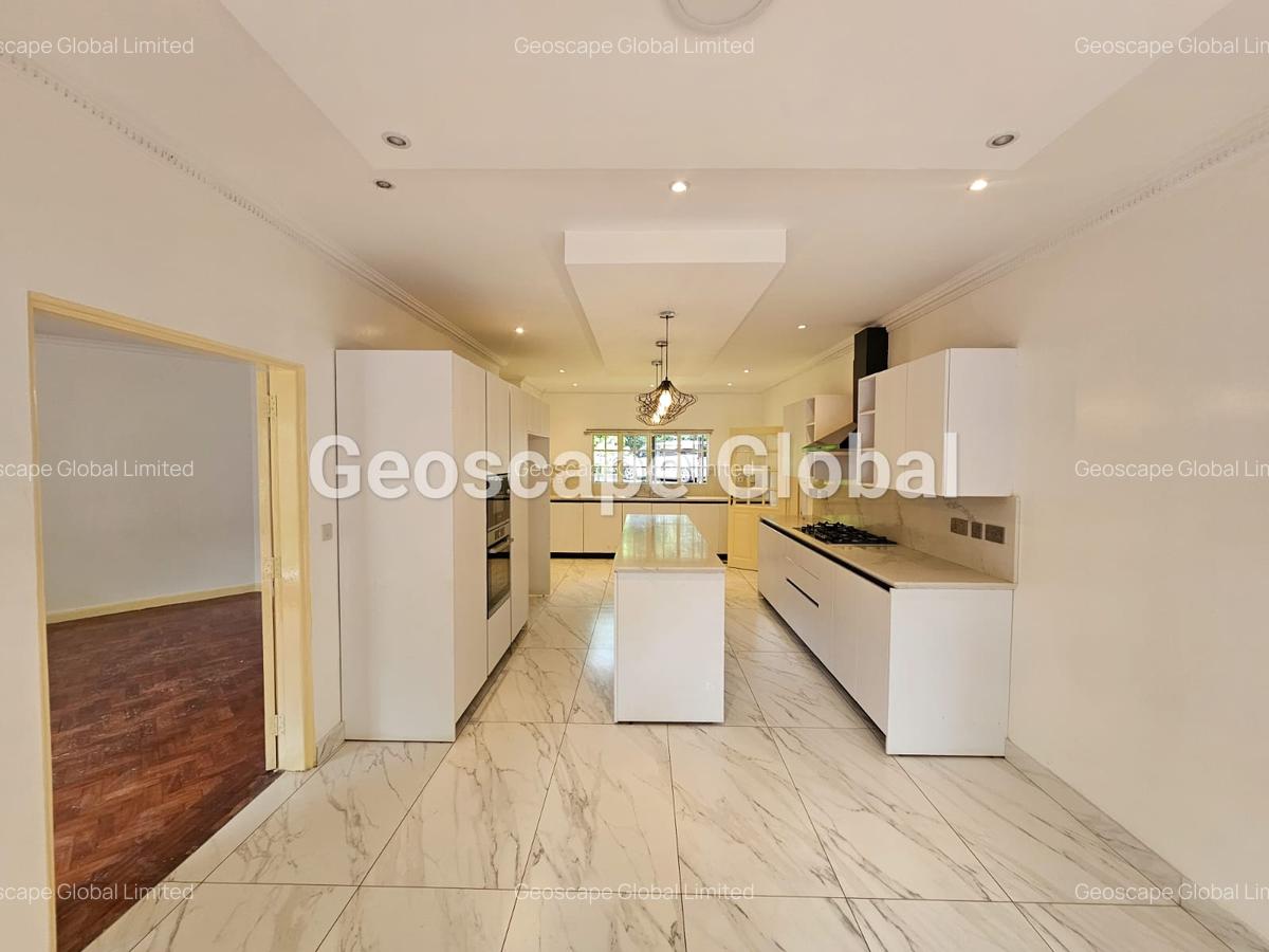 4 Bed House with En Suite in Lavington - 17