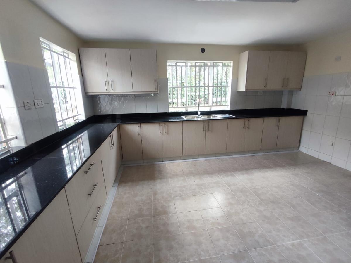 4 Bed House with En Suite at Near Galleria - 7