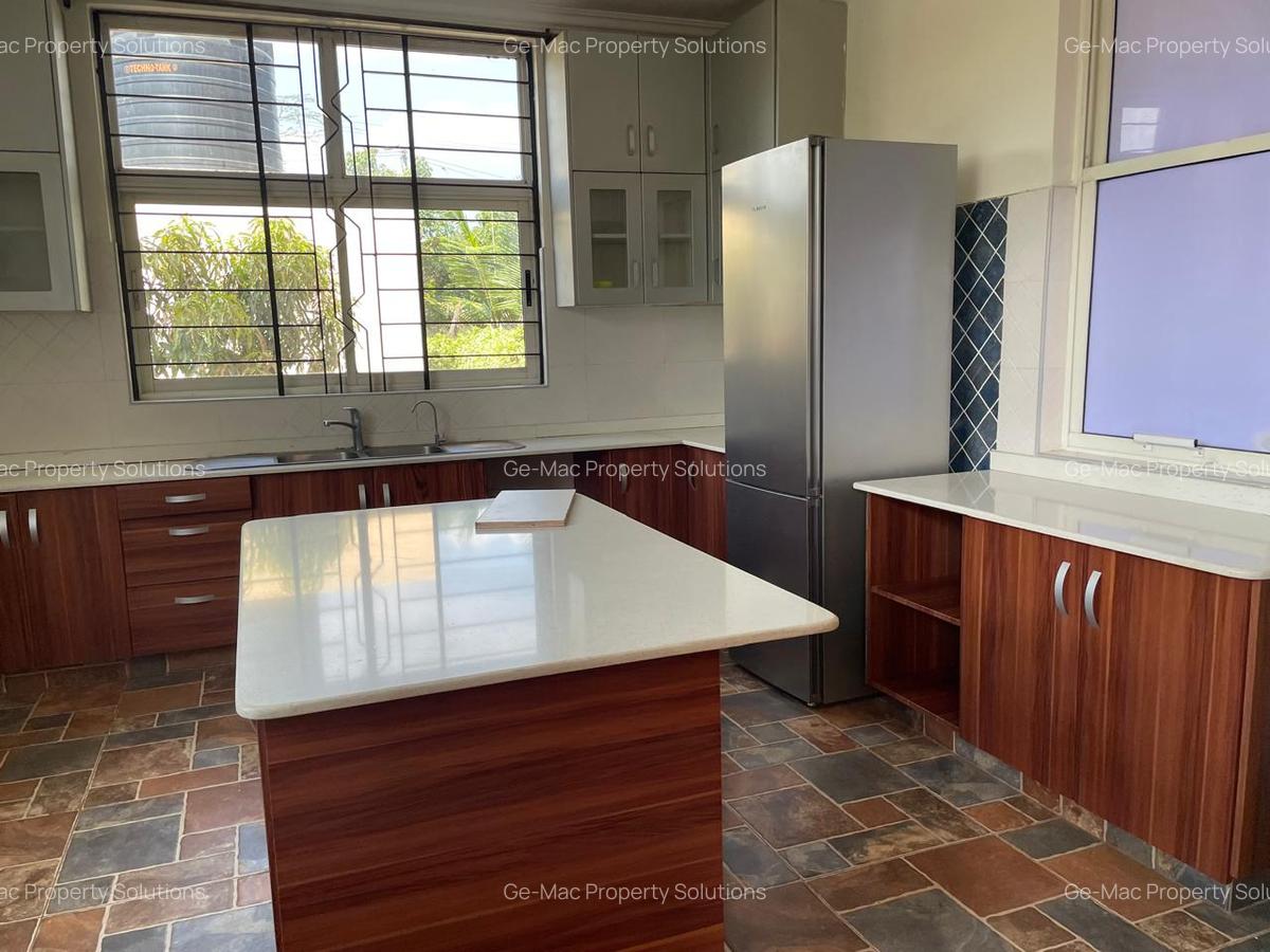 5 Bed House with En Suite in Ridgeways - 6