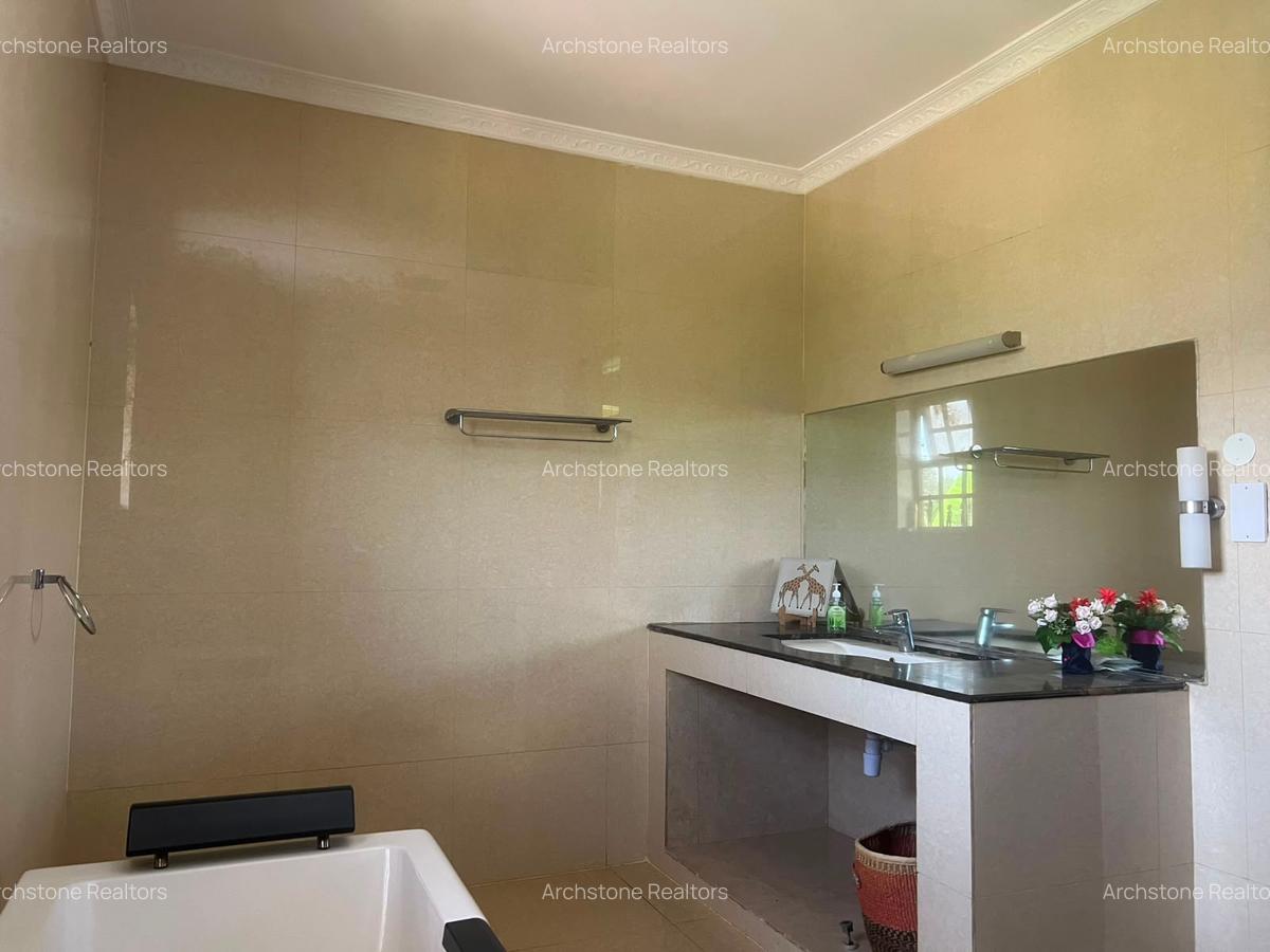 10 Bed House with En Suite in Runda - 5