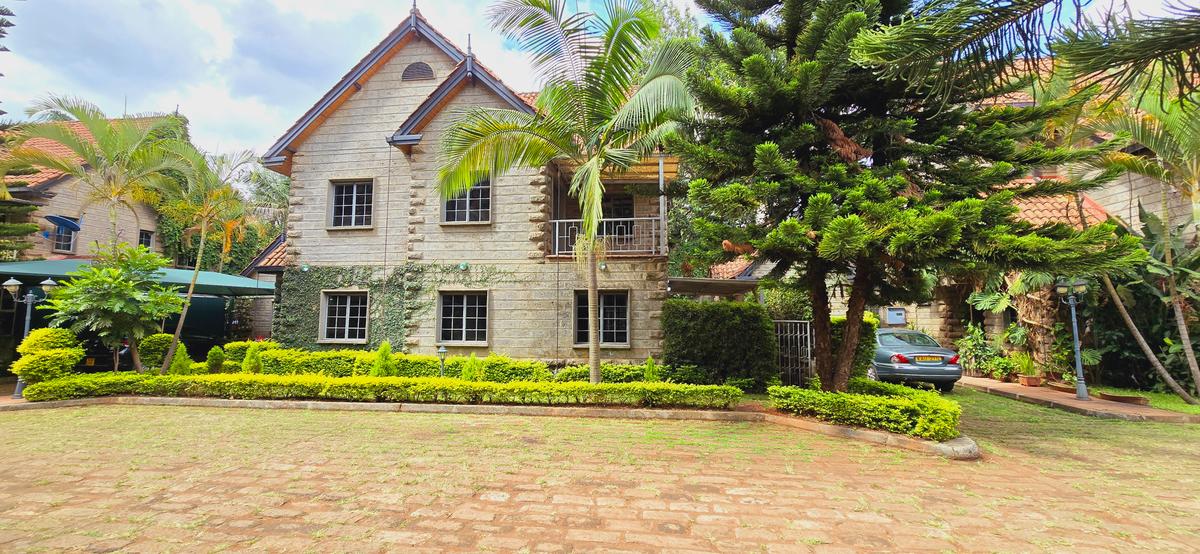 5 Bed Villa with En Suite at Lavington - 1