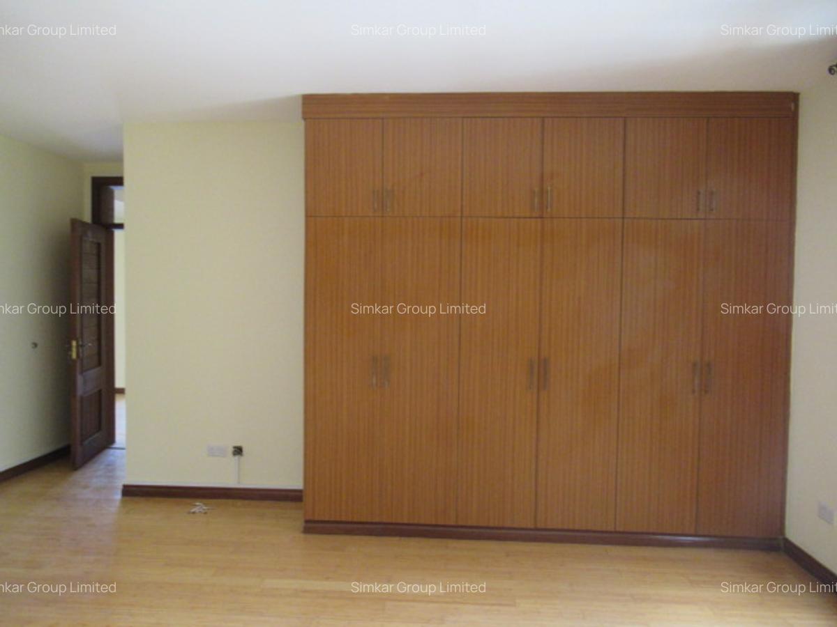 4 Bed Apartment with En Suite at Riverside Drive - 16