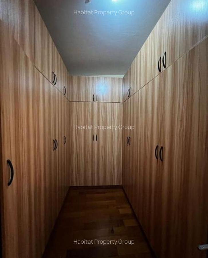 5 Bed House with En Suite in Lavington - 5