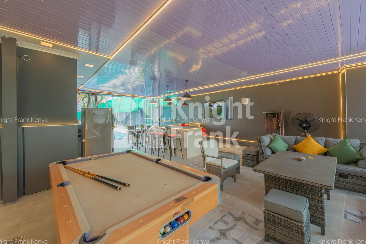 7 Bed House with En Suite at Un Crescent - 17