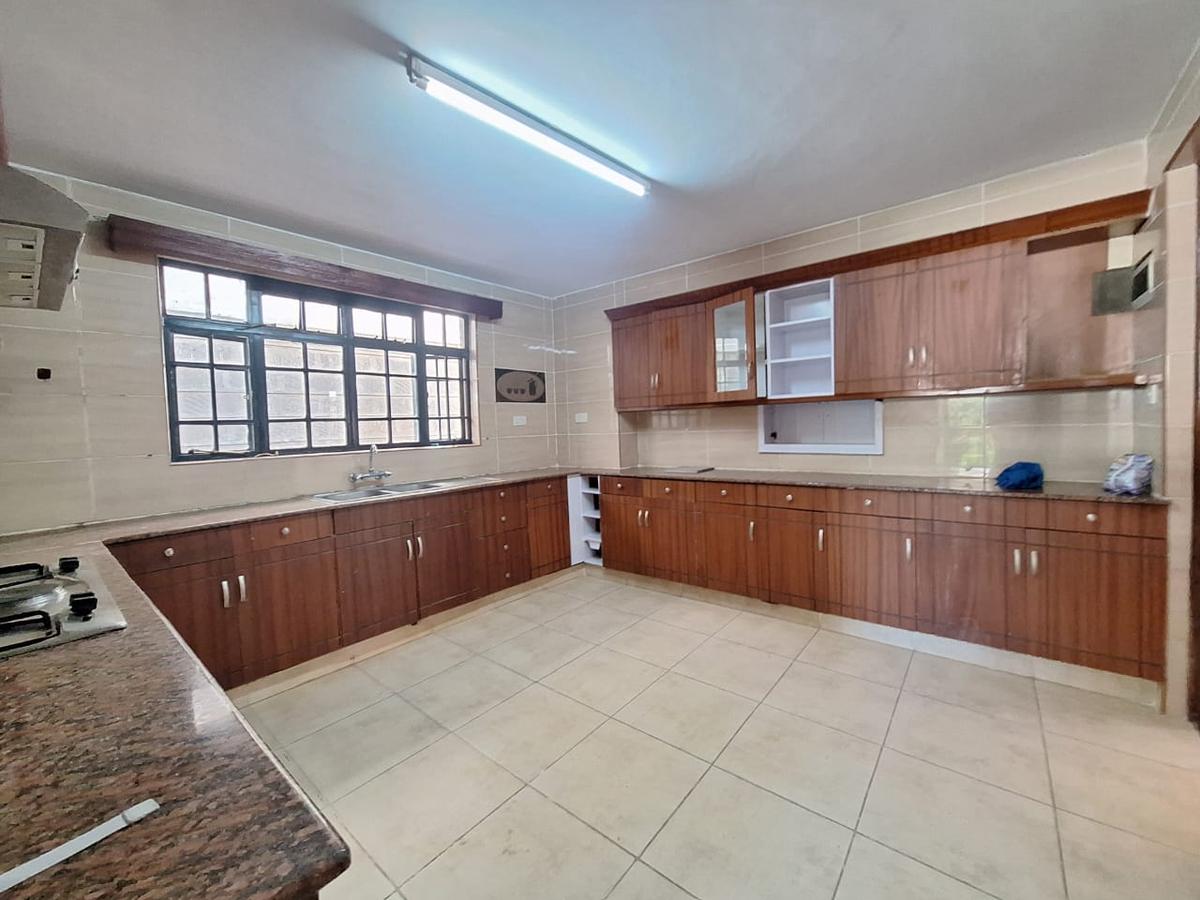 4 Bed Townhouse with En Suite at Lavington - 6