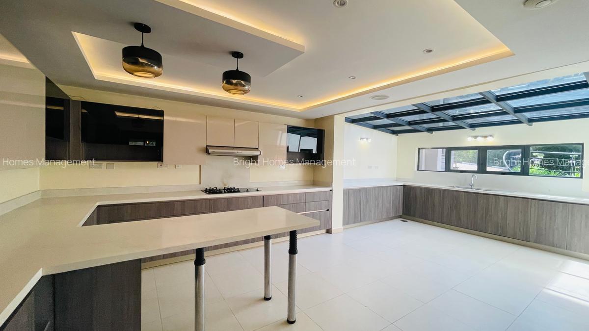 5 Bed Villa with En Suite in Spring Valley - 5