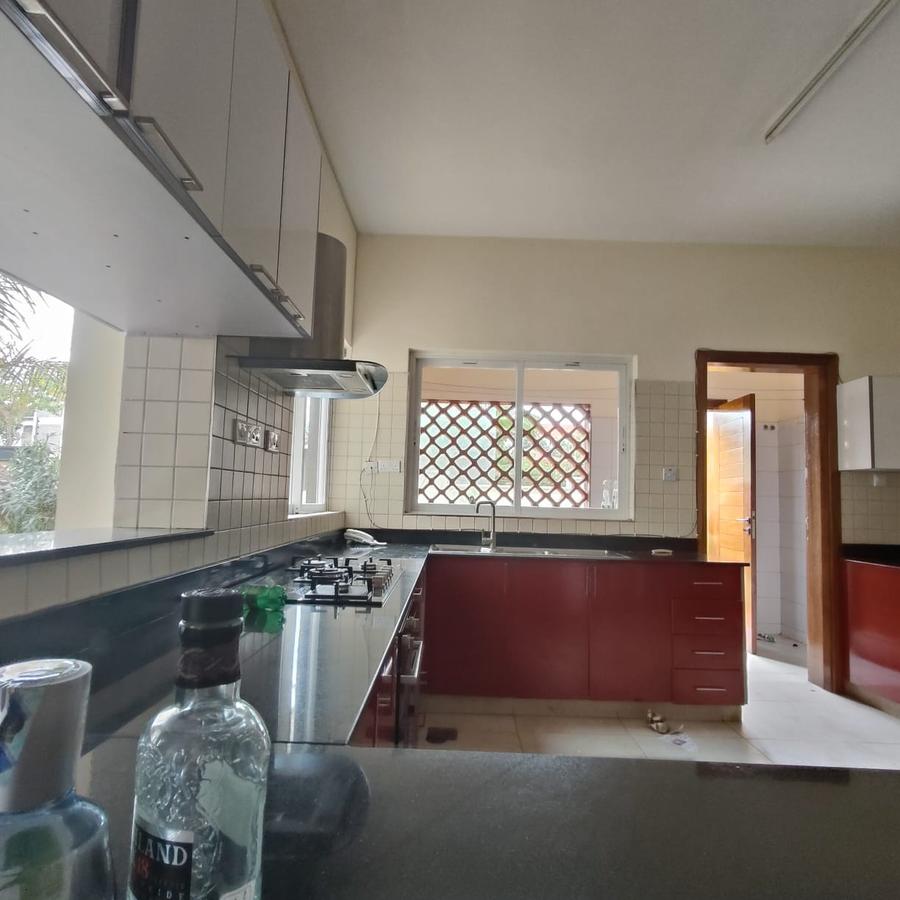 5 Bed Villa with En Suite at Lavington Shopping Centre - 12