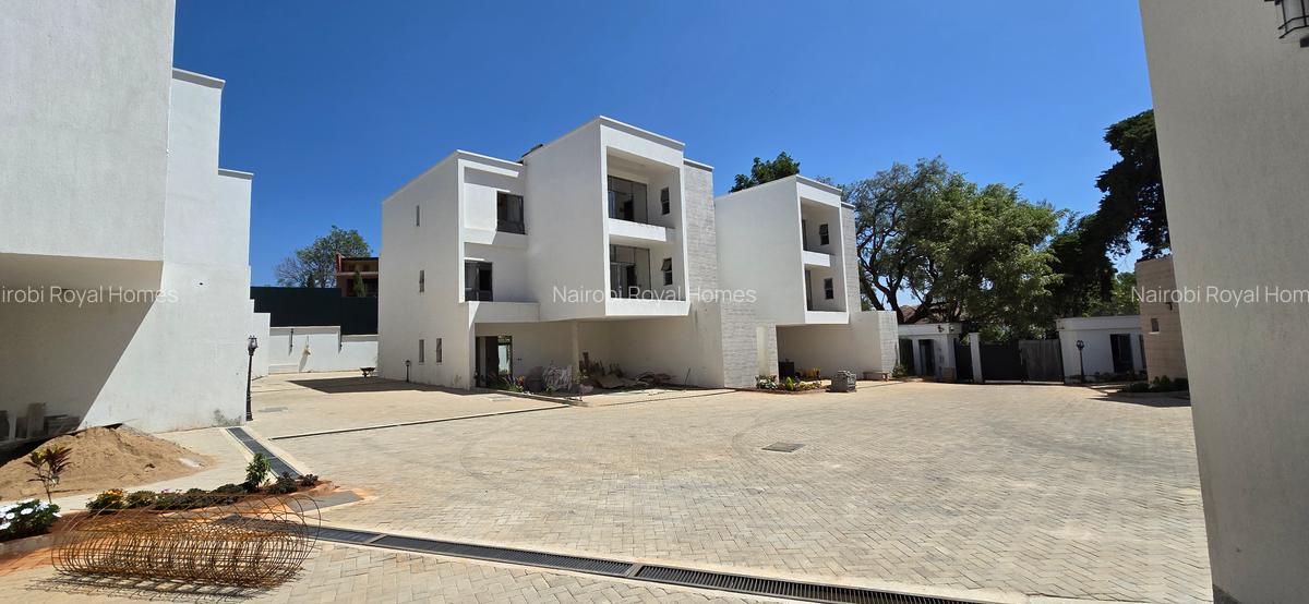 5 Bed Townhouse with En Suite at Lavington Green - 1