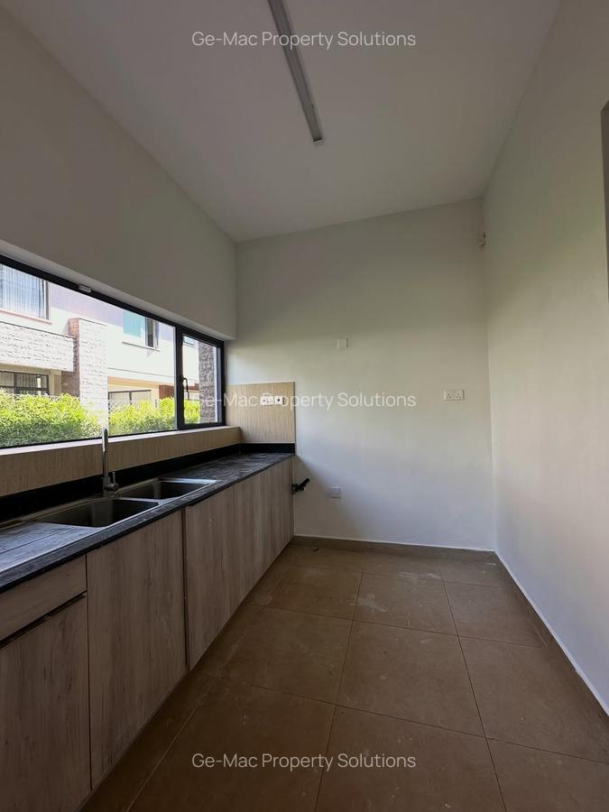 5 Bed House with En Suite in Lavington - 16