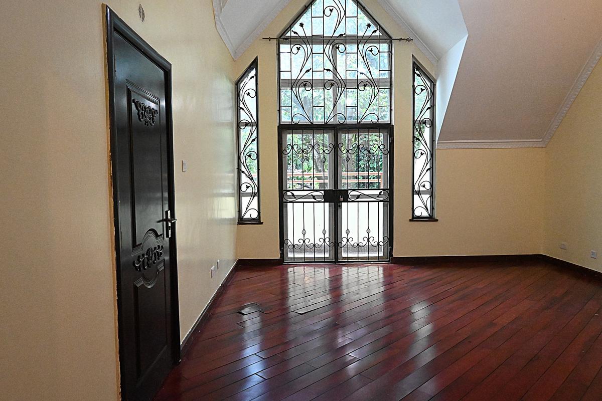 5 Bed Townhouse with En Suite in Lavington - 6