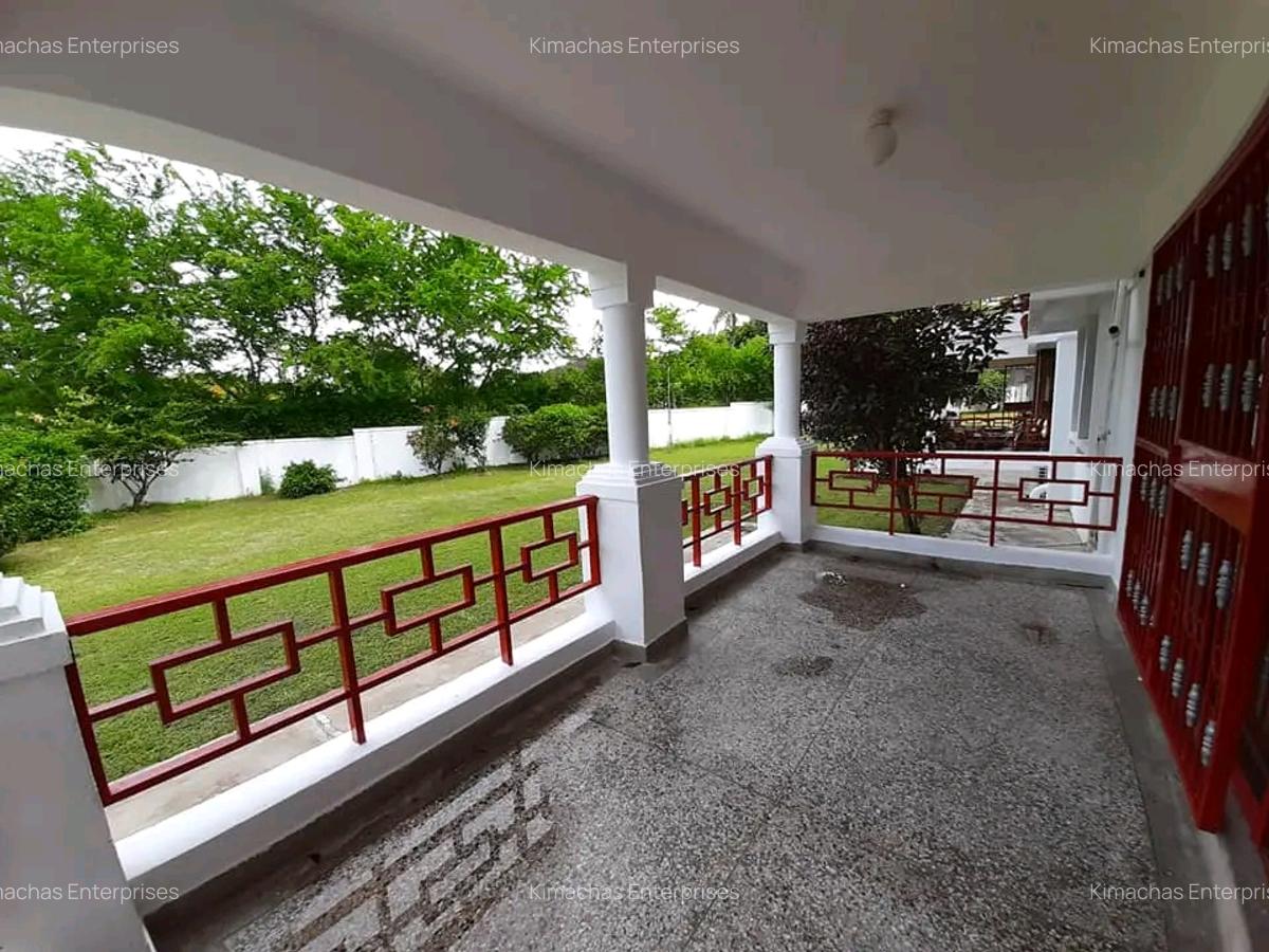 3 Bed Apartment with En Suite at Links Road - 3