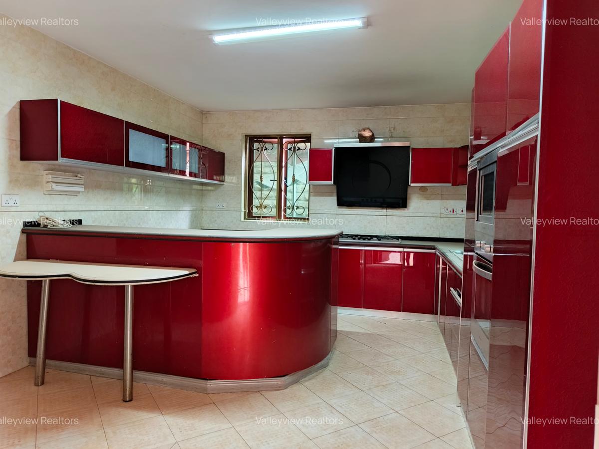 5 Bed Townhouse with En Suite at Lavington - 6
