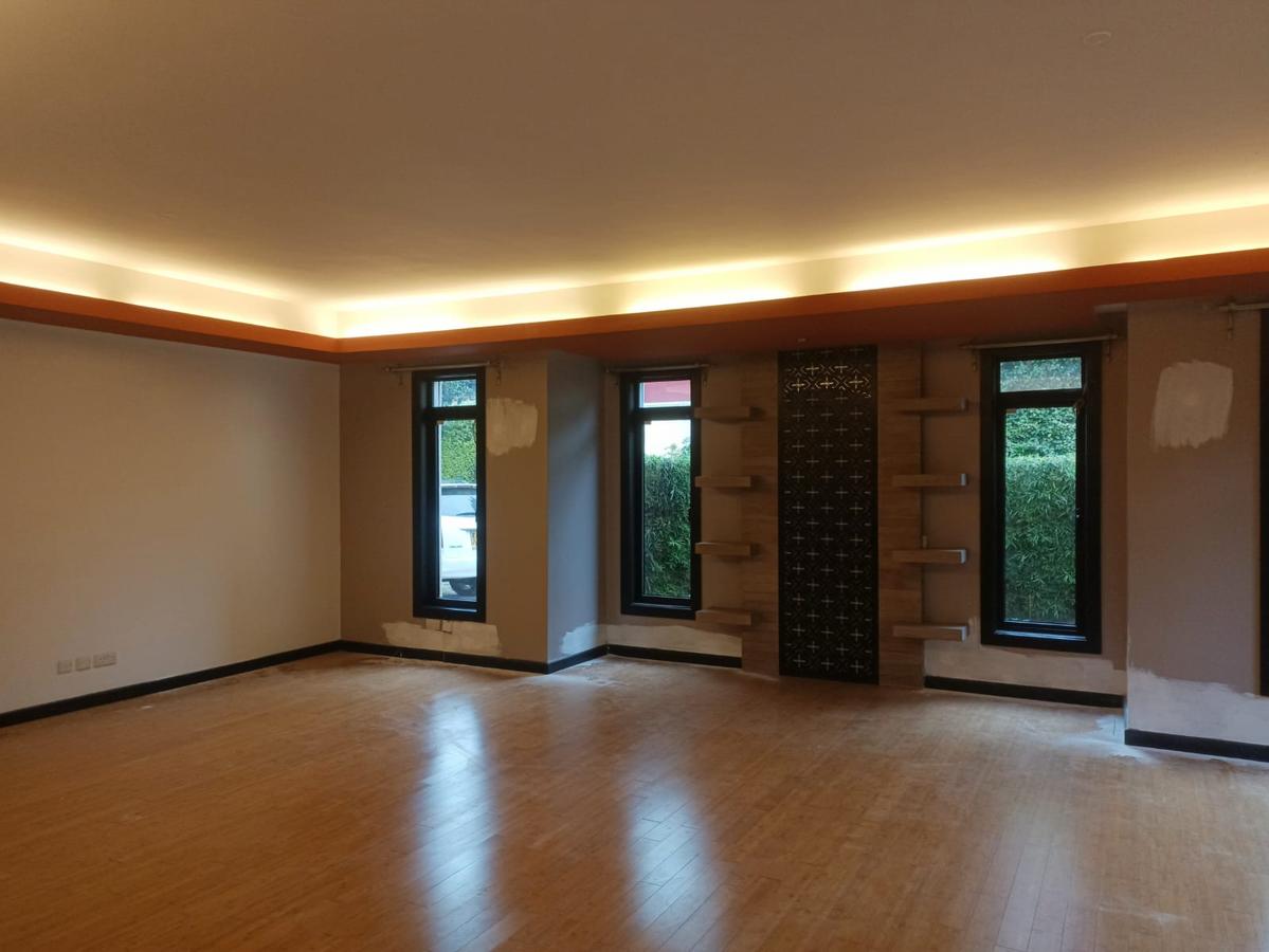 5 Bed Townhouse with En Suite at Lavington - 2