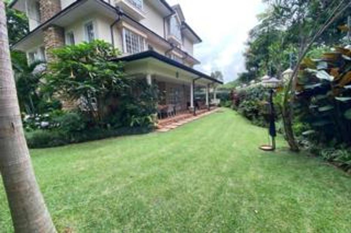 5 Bed Townhouse with En Suite at Lavington Green - 1