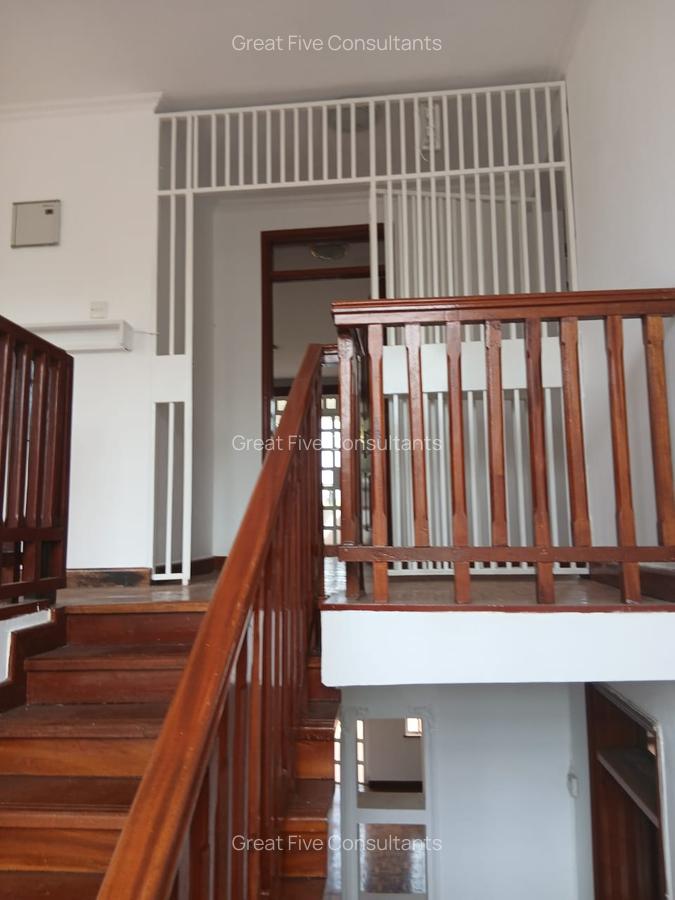 4 Bed Villa with En Suite in Redhill - 10