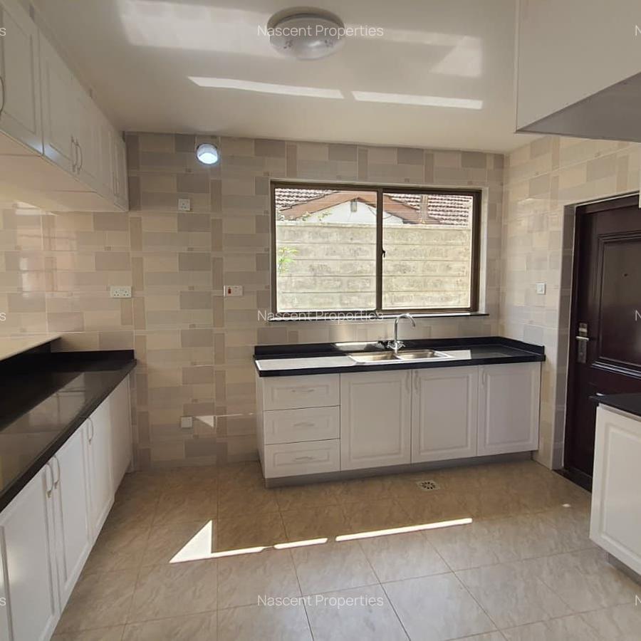5 Bed Townhouse with En Suite in Lavington - 4
