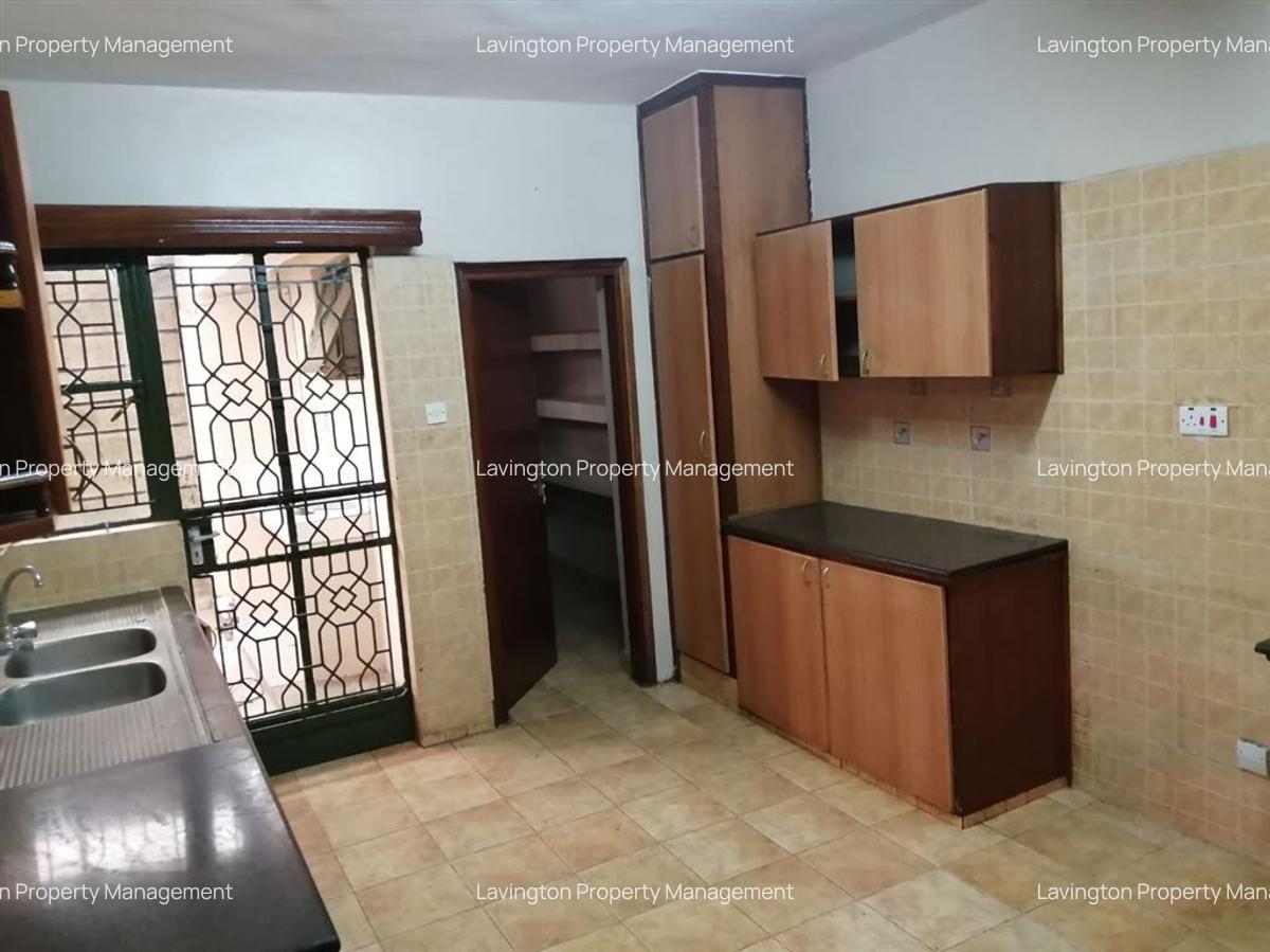 5 Bed House with En Suite at Lavington Green - 9