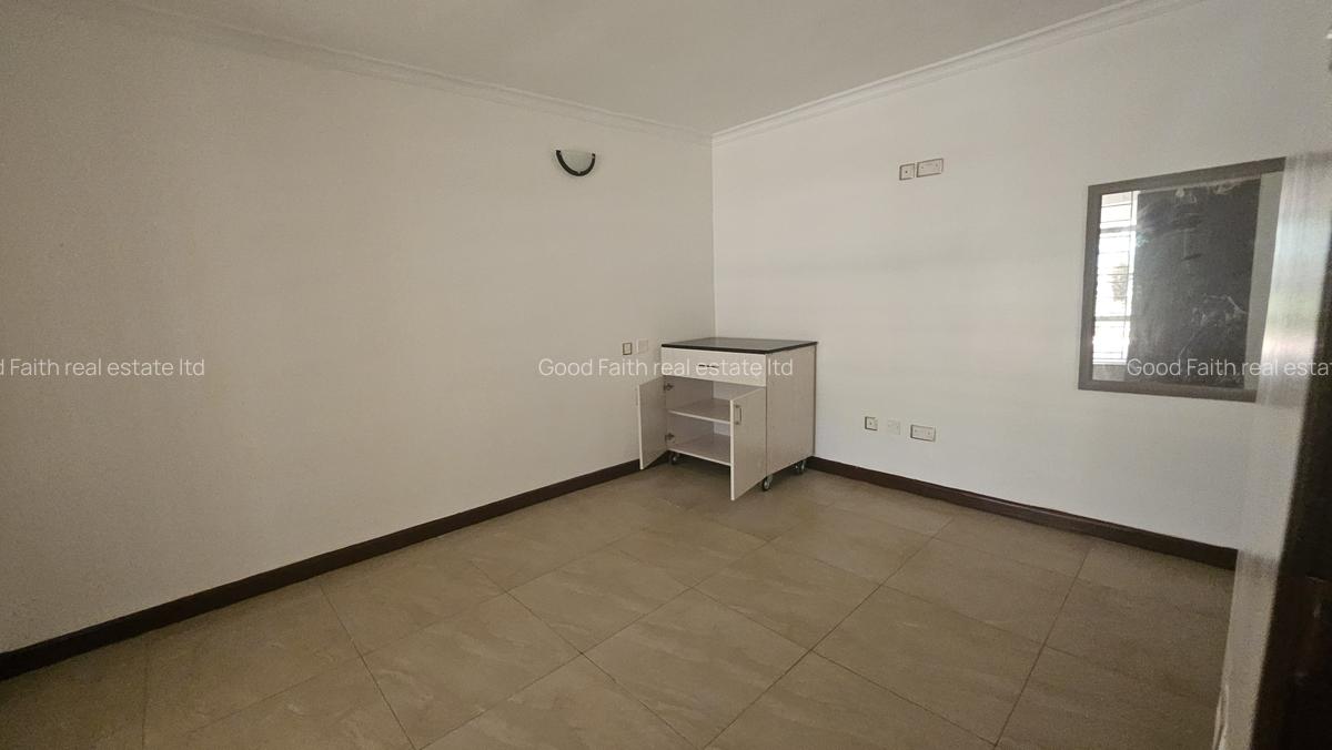 5 Bed House with En Suite in Runda - 8