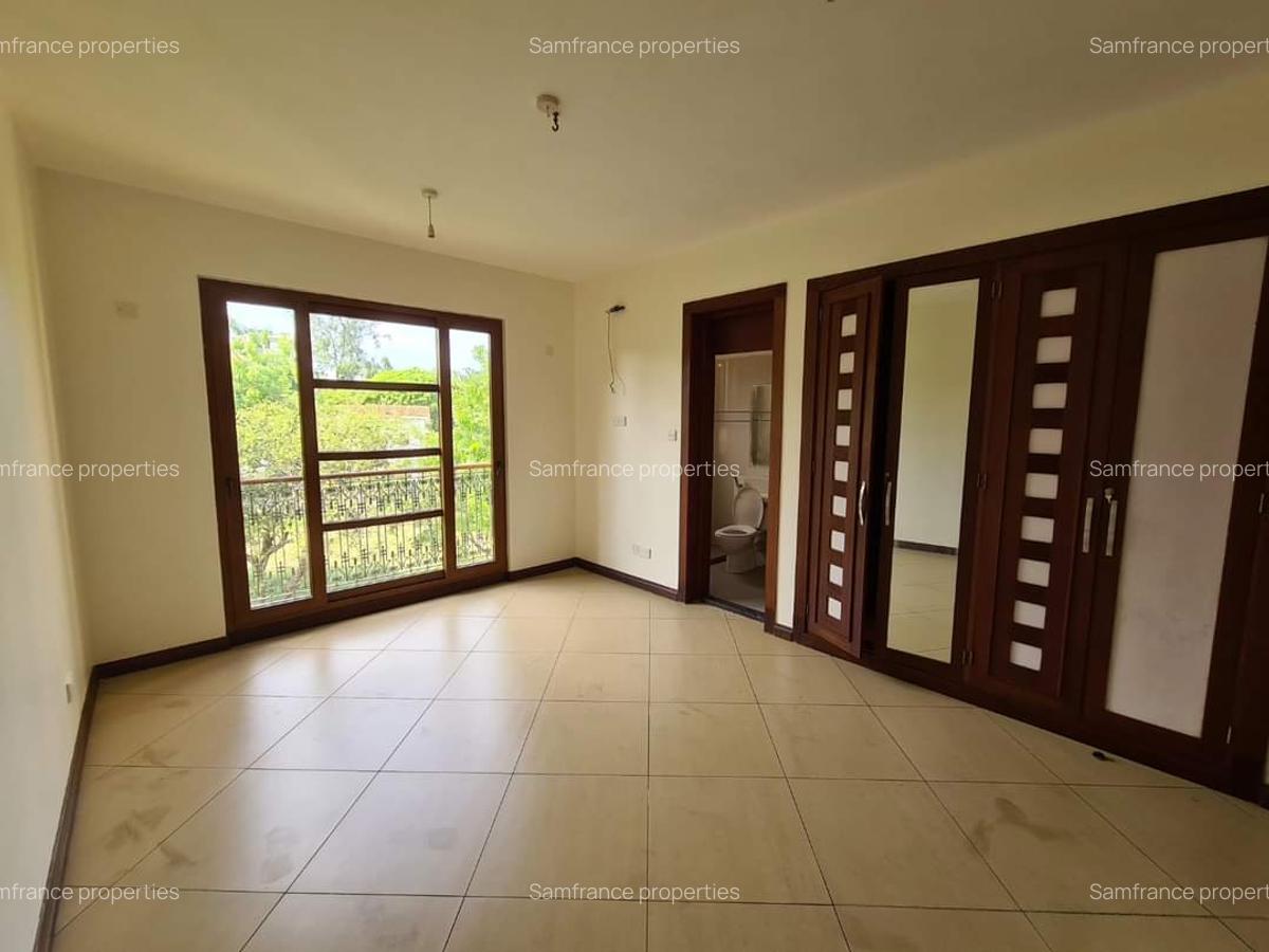 3 Bed Apartment with En Suite at Moyne Drive - 4