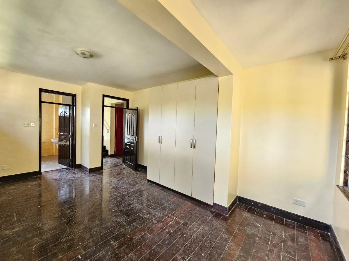 5 Bed House with En Suite in Lavington - 8