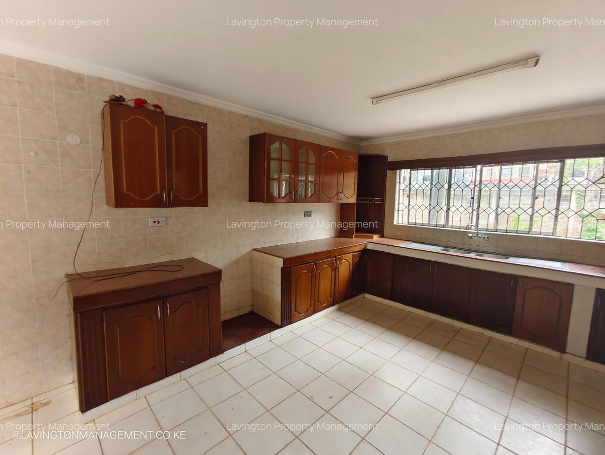 5 Bed House with En Suite at Lavington Green - 5