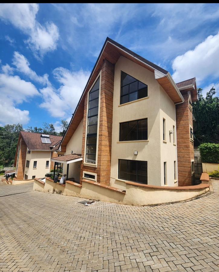 5 Bed House with En Suite in Lavington - 1