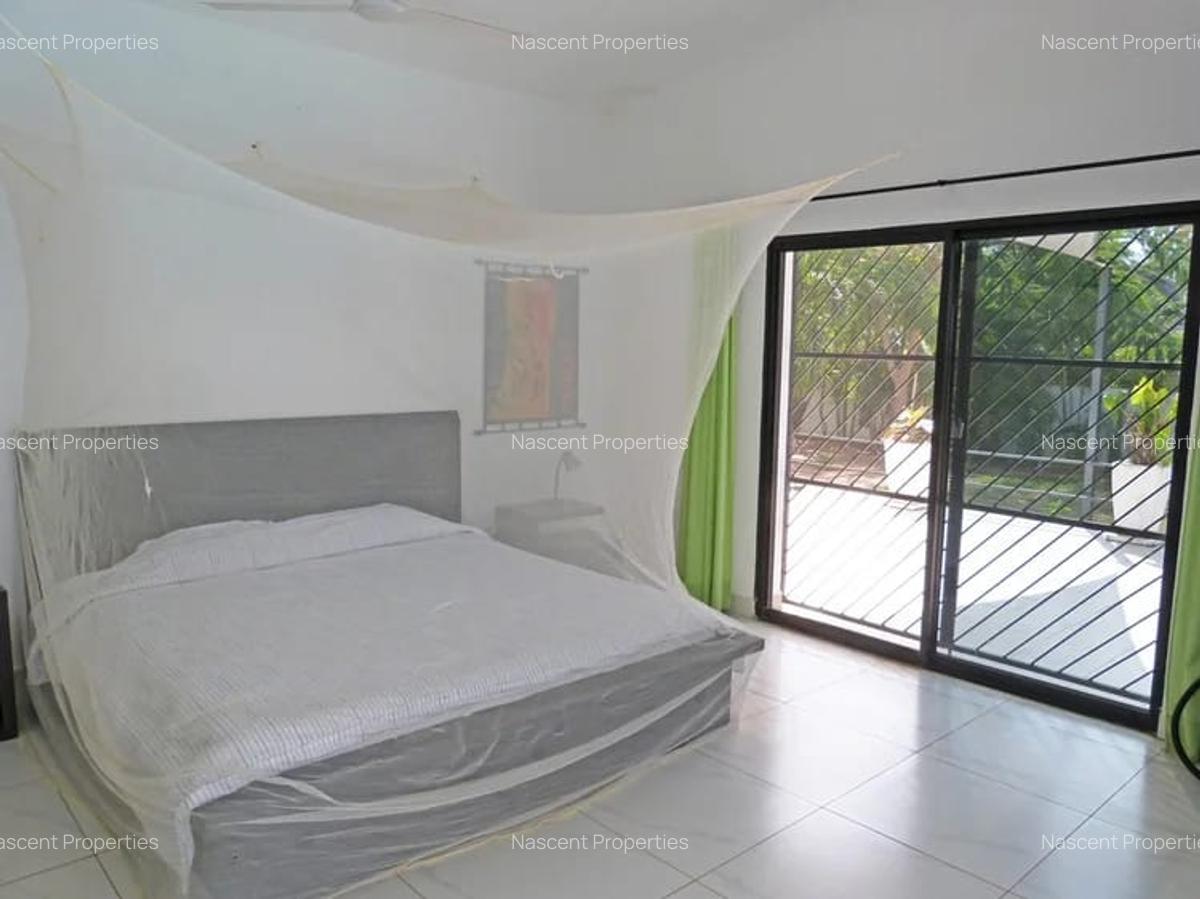 4 Bed House with En Suite in Watamu - 3