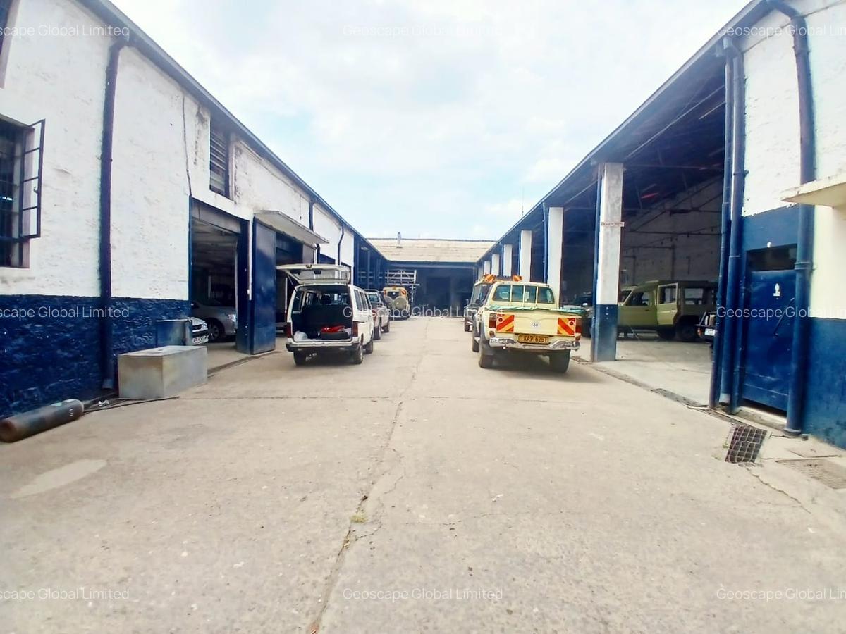 30,000 ft² Warehouse with Parking in Industrial Area - 4