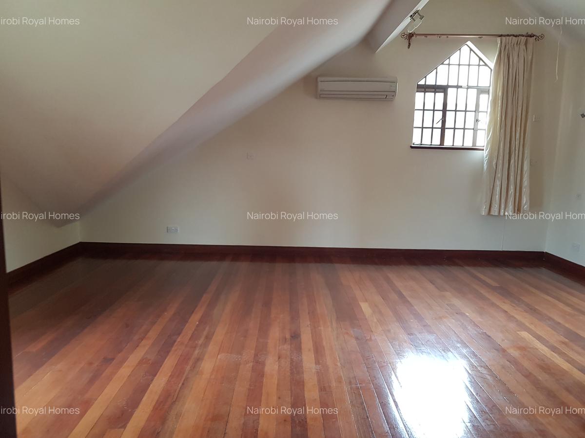 5 Bed Townhouse with En Suite at Lavington Road - 12