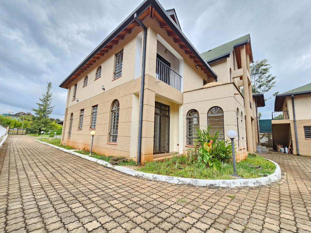 6 Bed House with En Suite in Runda - 12