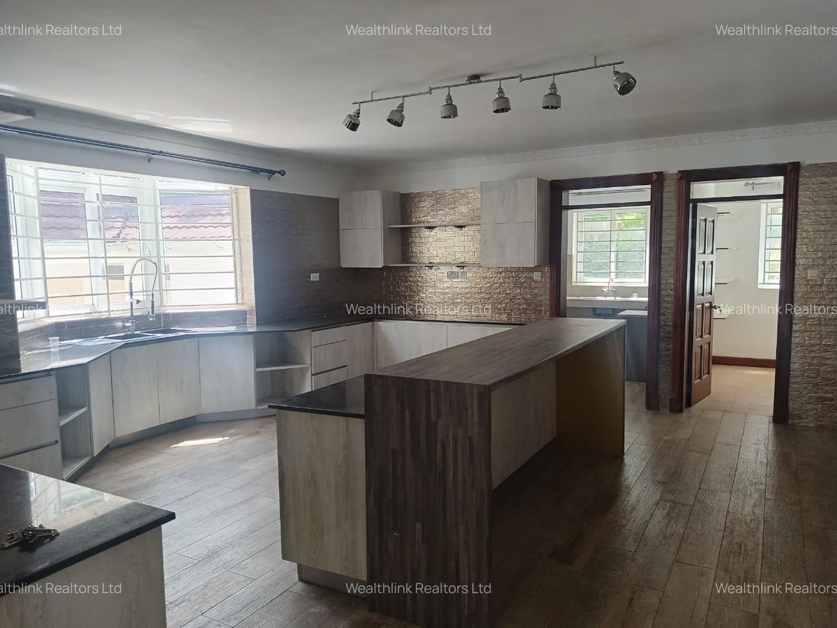 5 Bed Townhouse with En Suite at Lonetree - 10