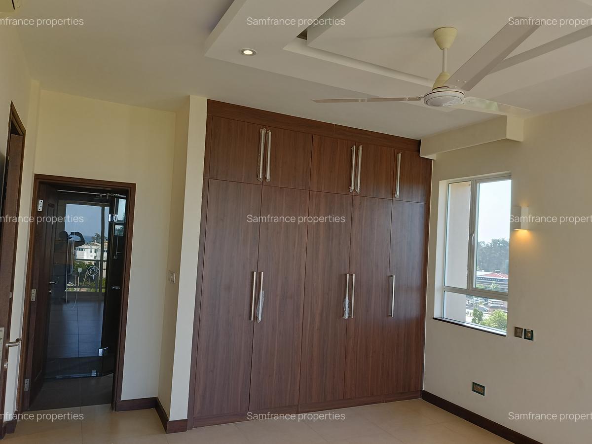 Serviced 2 Bed Apartment with En Suite at Links Road - 5