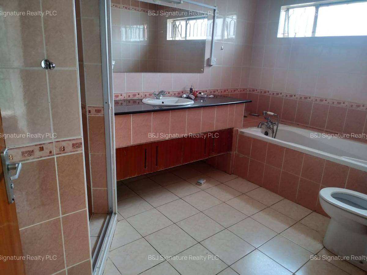 4 Bed Villa with En Suite in Spring Valley - 12