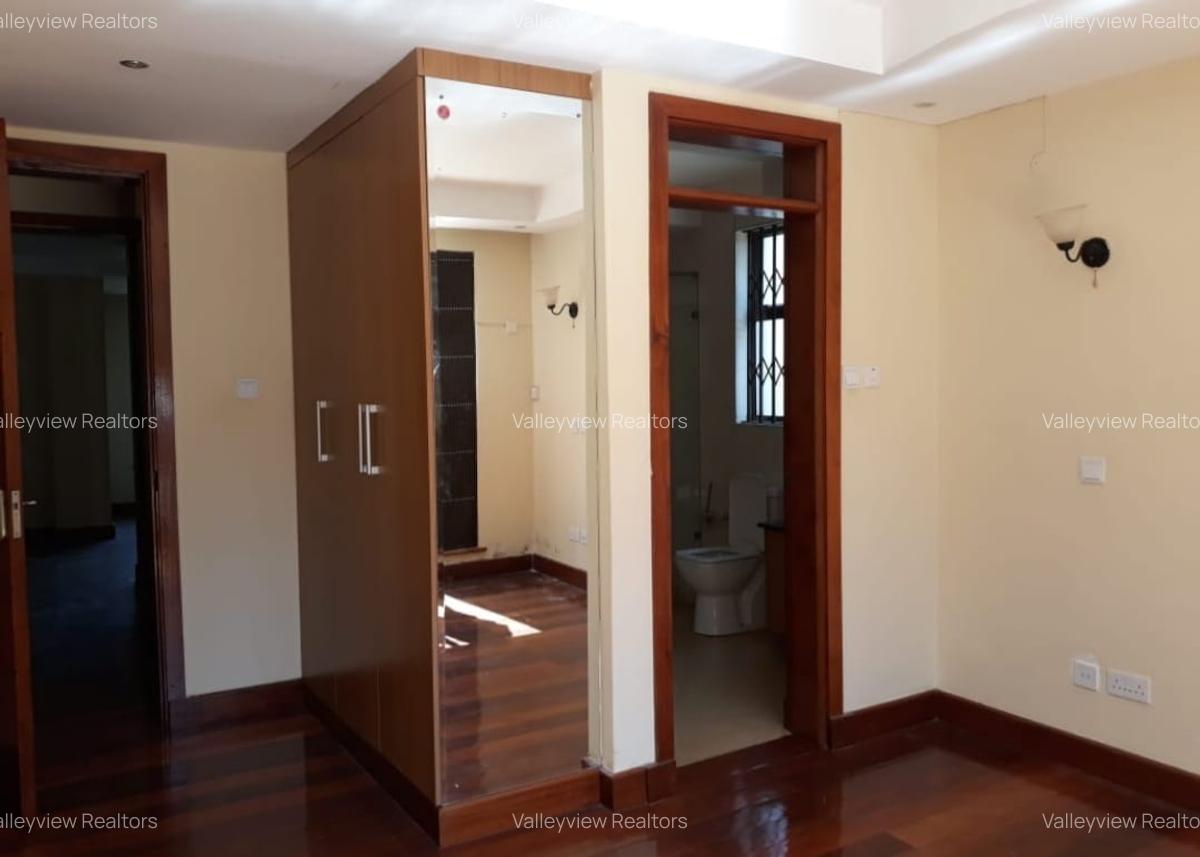 5 Bed Townhouse with En Suite at Lavington - 15