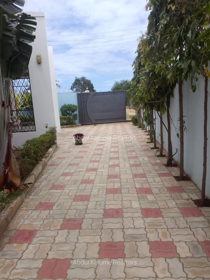 4 Bed House with En Suite at Bamburi - 8