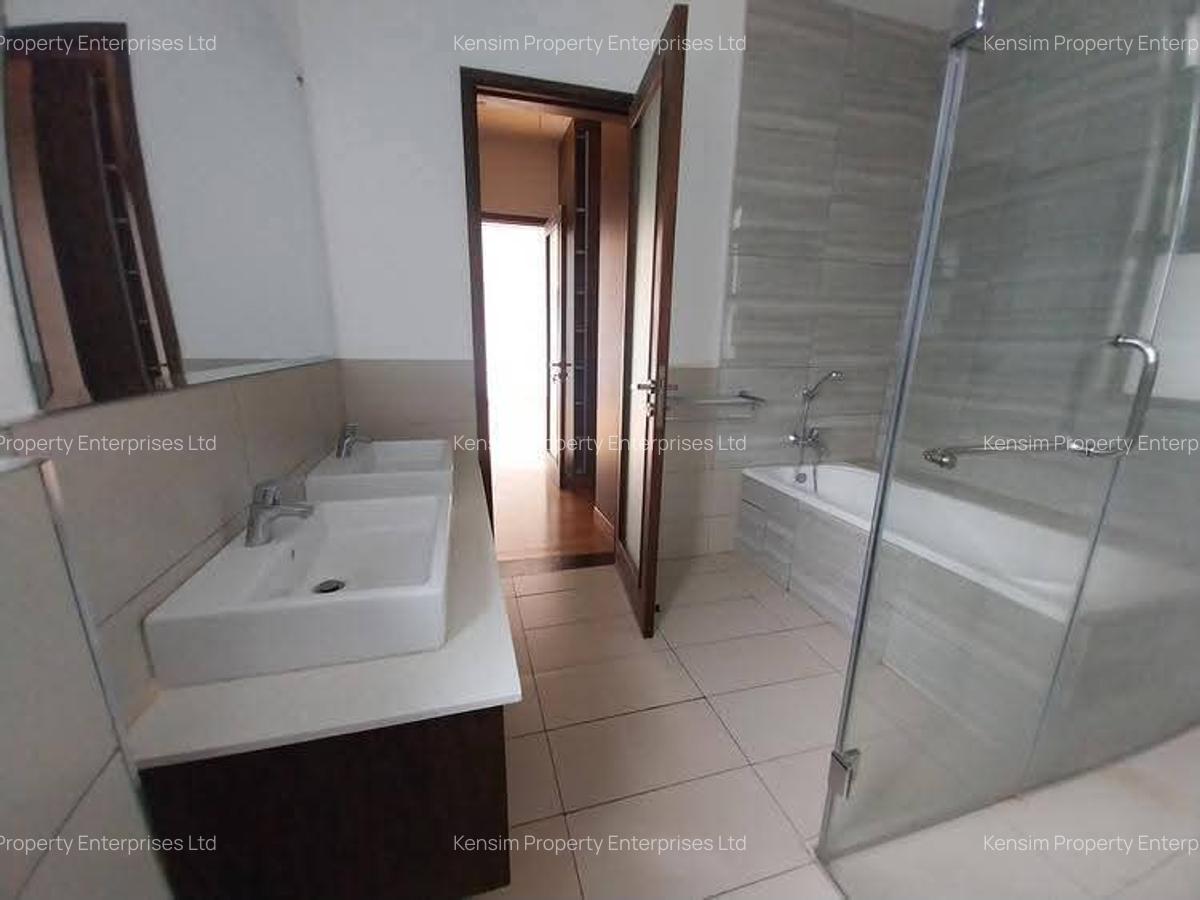 4 Bed Townhouse with En Suite in Ridgeways - 9