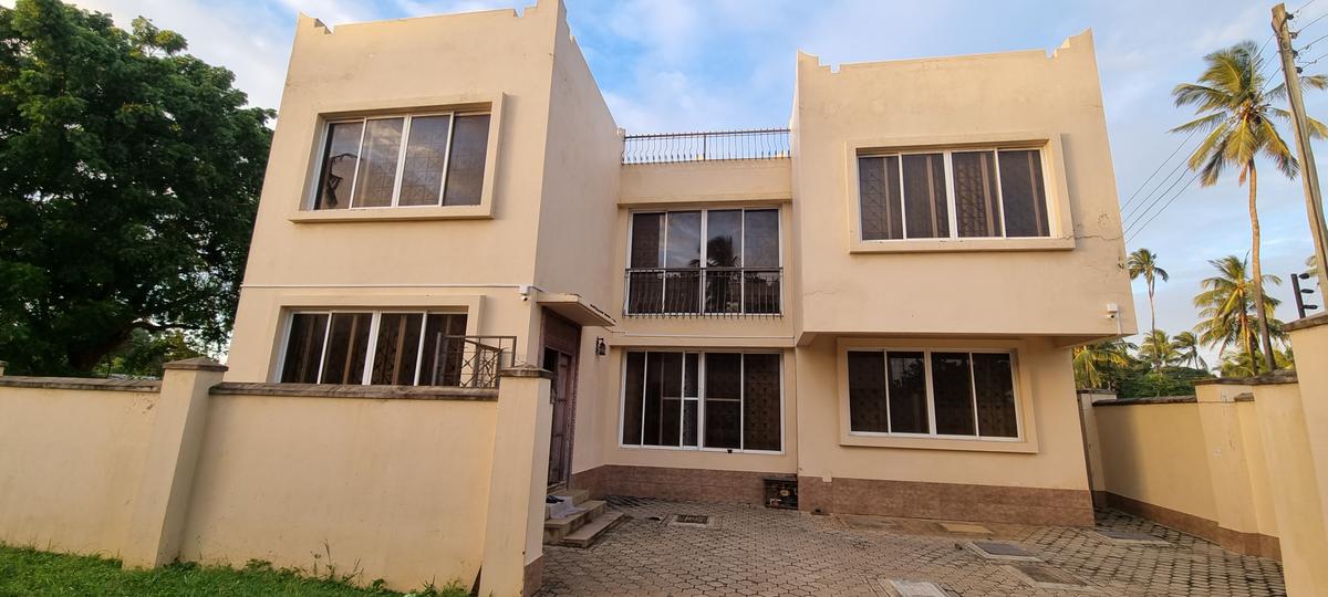 4 Bed Townhouse with En Suite at Kanamai - 1