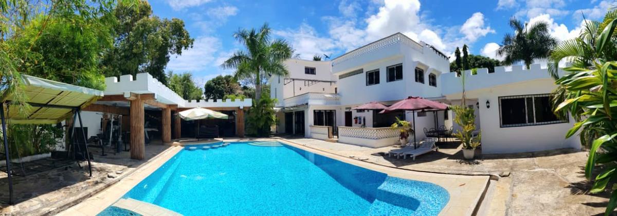 5 Bed Villa with En Suite in Kikambala - 1