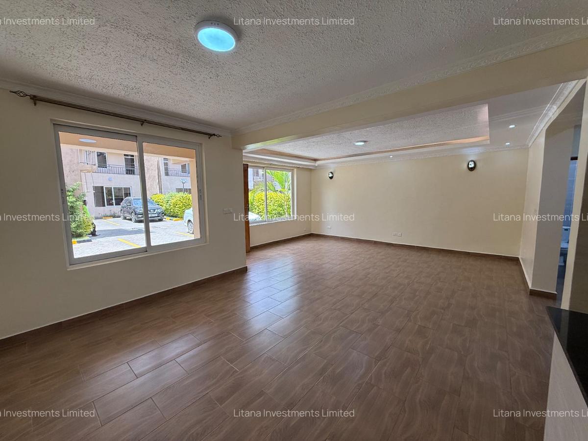 4 Bed Townhouse with En Suite at Gateway Mall - 5