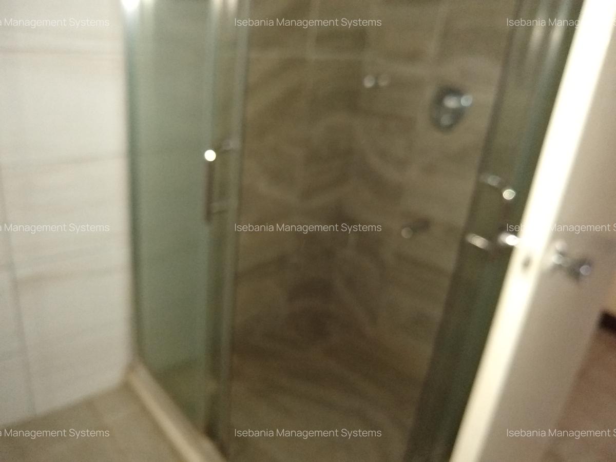 4 Bed House with En Suite at - 9