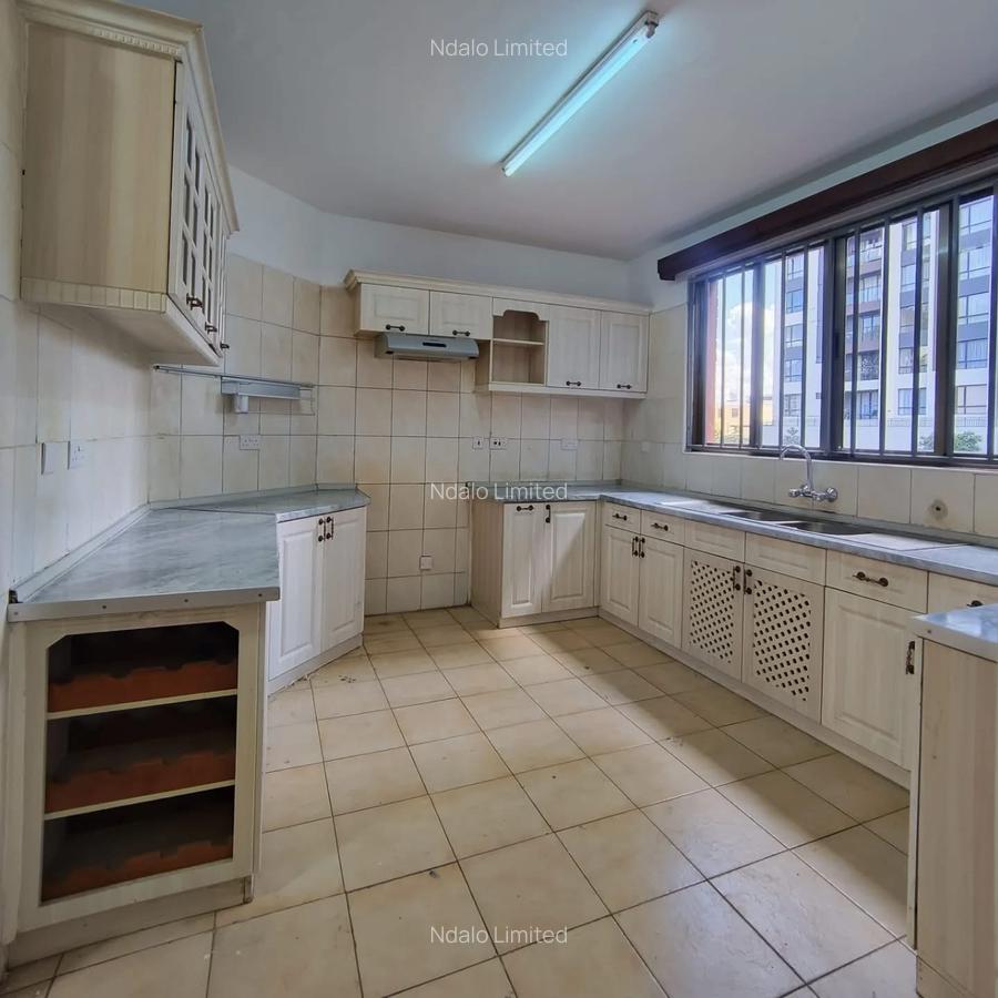 3 Bed Apartment with En Suite at Lavington - 4