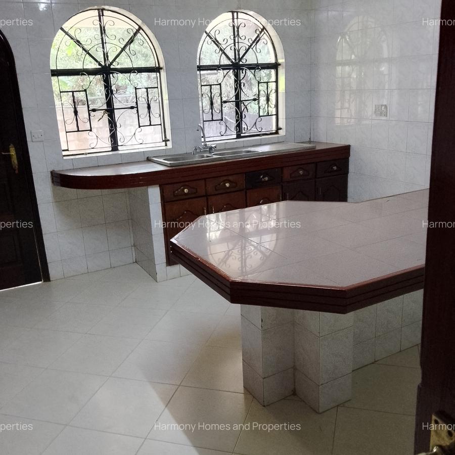 5 Bed Townhouse with En Suite at Riverside - 9