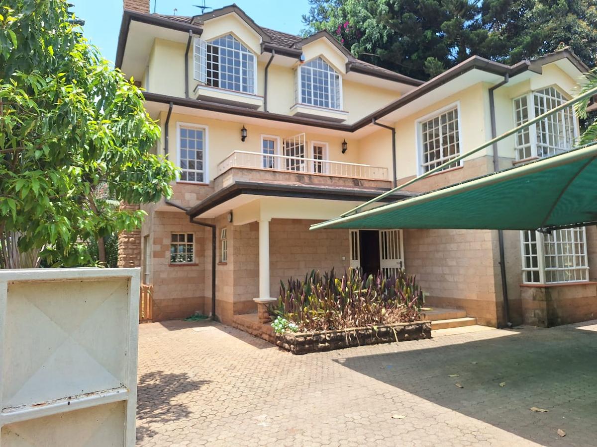 5 Bed Townhouse with En Suite in Lavington - 1