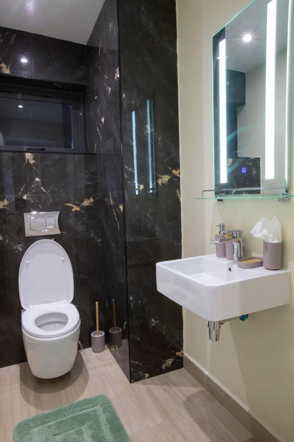 Serviced 2 Bed Apartment with En Suite at Riverside - 17