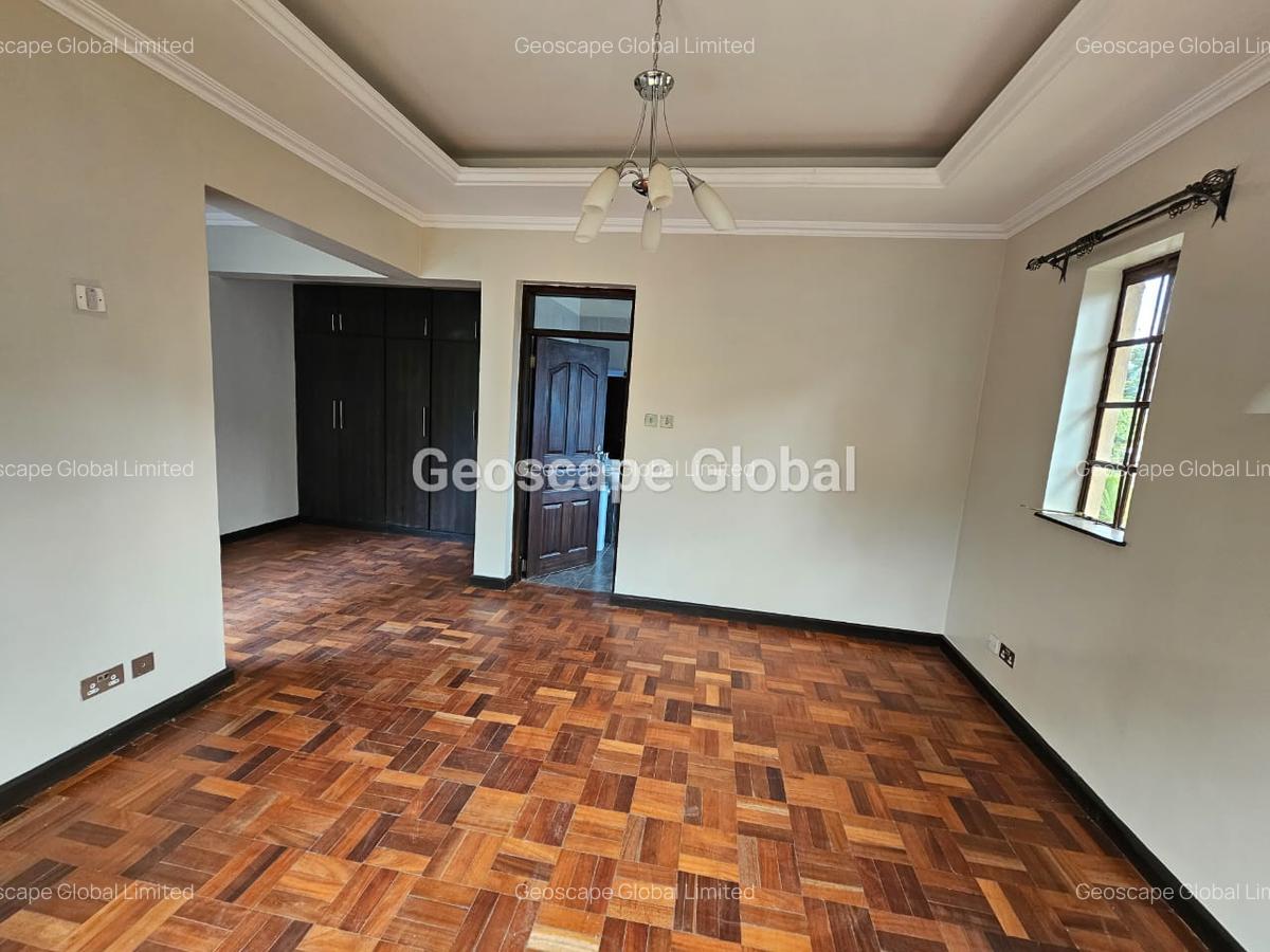 4 Bed House with En Suite in Rosslyn - 11