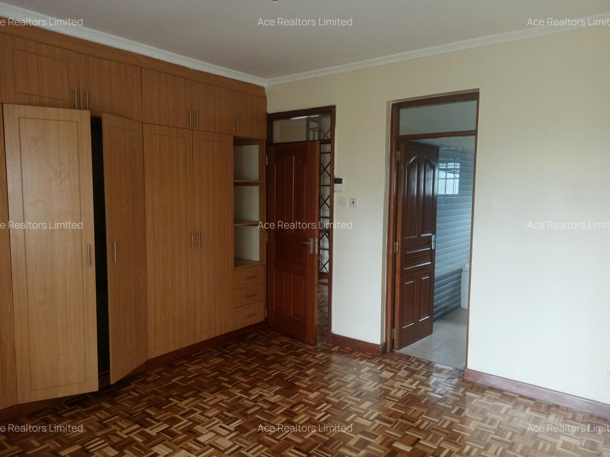 4 Bed Townhouse with En Suite at Near Isk - 15