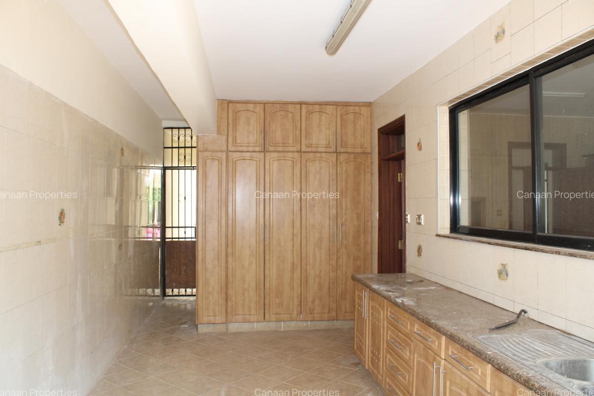 4 Bed Villa with En Suite in Westlands Area - 12